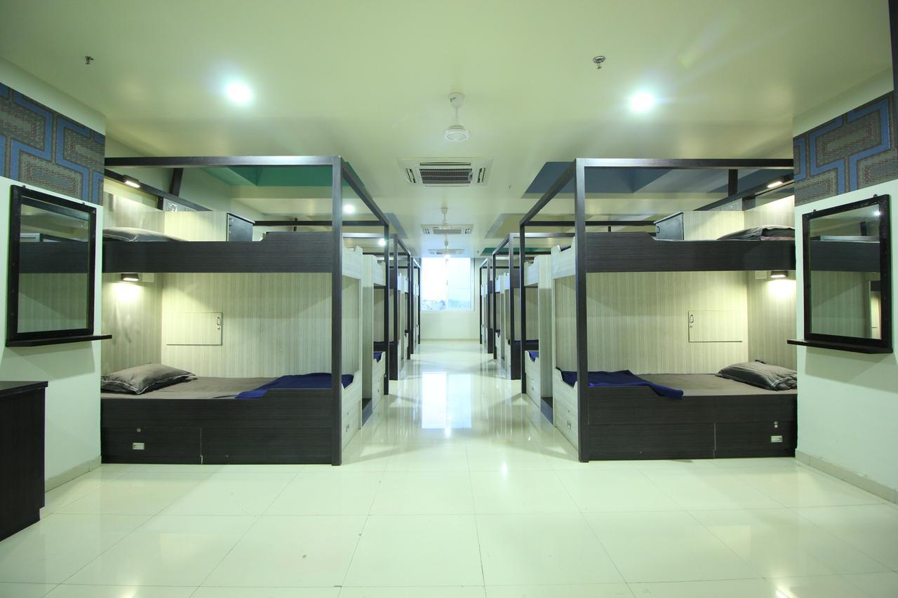 Jackpot Room In & Out Dormitory Ahmedabad Bagian luar foto